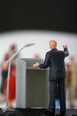 bir seçimi sırasında kalabalığa konuşan politikacının minyatür heykelcik