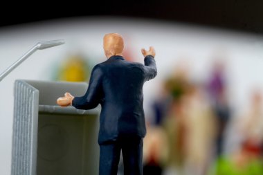 bir seçimi sırasında kalabalığa konuşan politikacının minyatür heykelcik