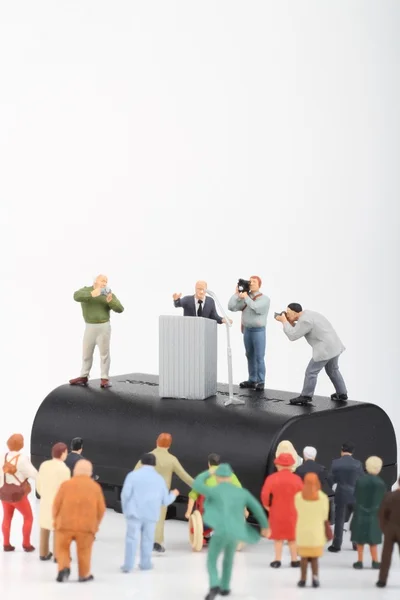 微型小雕像的政客在竞选集会上向人群说话 — 图库照片