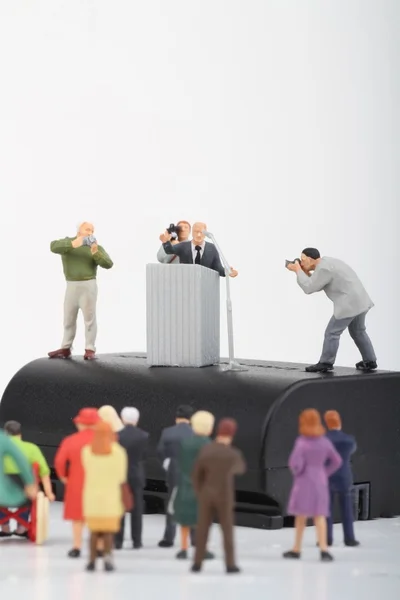 Figurine miniature d'un politicien s'adressant à la foule lors d'un rassemblement électoral — Photo