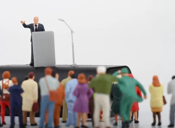 Figurilla en miniatura de un político hablando a la multitud en un mitin electoral — Foto de Stock