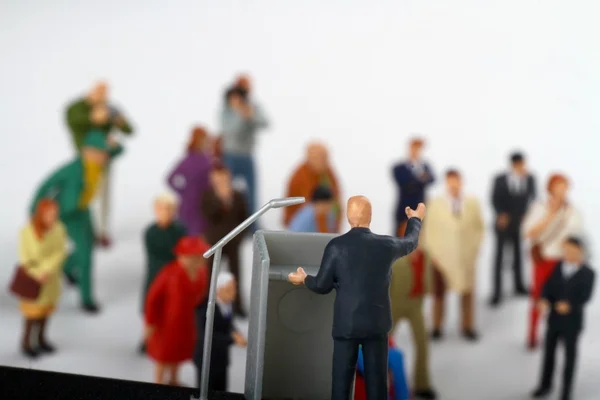 Figurilla en miniatura de un político hablando a la multitud durante una elección — Foto de Stock