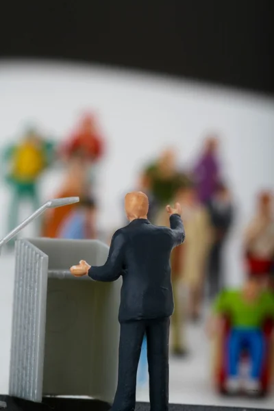 Figurina in miniatura di un politico che parla alla folla durante le elezioni — Foto Stock