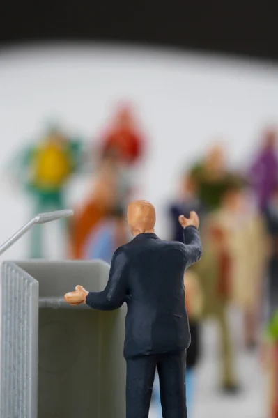 Figurina in miniatura di un politico che parla alla folla durante le elezioni — Foto Stock