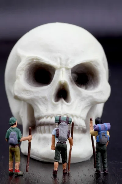 Figurine miniature d'alpinistes avec un crâne — Photo