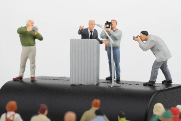 Figurilla en miniatura de un político hablando a la multitud en un mitin electoral —  Fotos de Stock