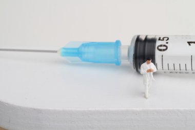  minyatür bir doktor ve şırınga 