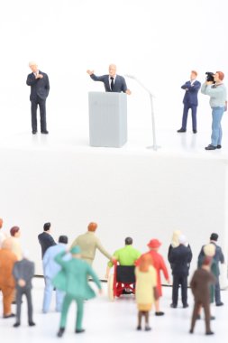 bir seçimi sırasında kalabalığa konuşan politikacının minyatür heykelcik