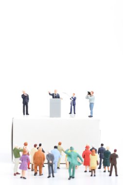 bir seçimi sırasında kalabalığa konuşan politikacının minyatür heykelcik