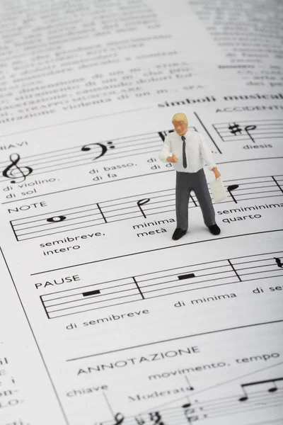 Μικροσκοπικό Ειδώλιο Μουσικού Δασκάλου Πάνω Από Ένα Γιγάντιο Μουσικό Βιβλίο — Φωτογραφία Αρχείου