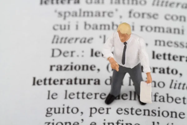 Figurinha Miniatura Professor Sobre Livro Italiano Gigante — Fotografia de Stock