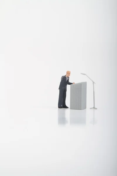 Figurina in miniatura di un politico che parla alla folla durante le elezioni — Foto Stock