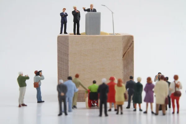 Miniatyr statyett av en politiker som talar till publiken under ett val — Stockfoto