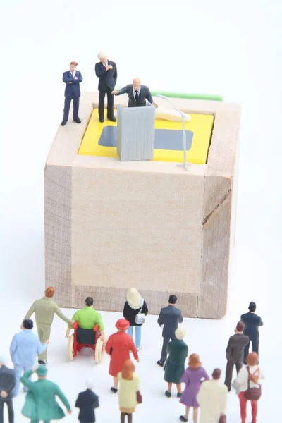 Miniaturní soška politika mluvit k davu během volby — Stock fotografie