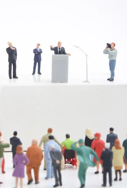 Figurilla en miniatura de un político hablando a la multitud durante una elección — Foto de Stock