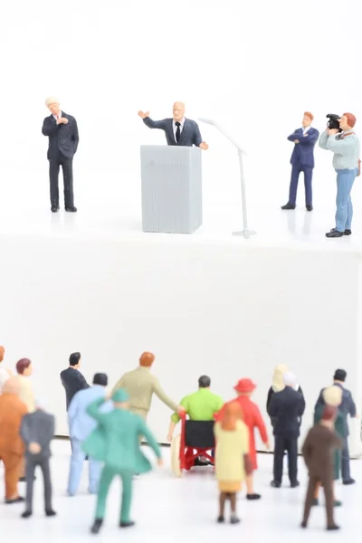 Figurina in miniatura di un politico che parla alla folla durante le elezioni — Foto Stock