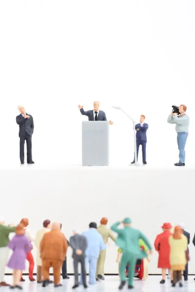 Estatueta miniatura de um político falando para a multidão durante uma eleição — Fotografia de Stock