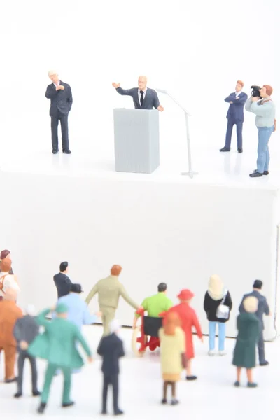 微型小雕像的一位政治家在选举期间向人群说话 — 图库照片
