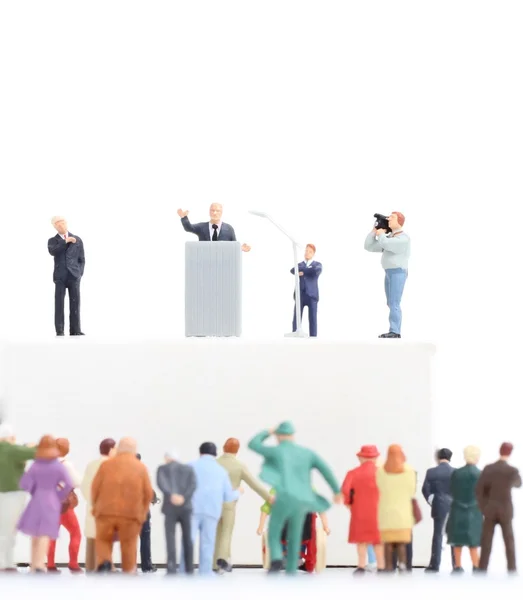 Figurine miniature d'un politicien parlant à la foule lors d'une élection — Photo
