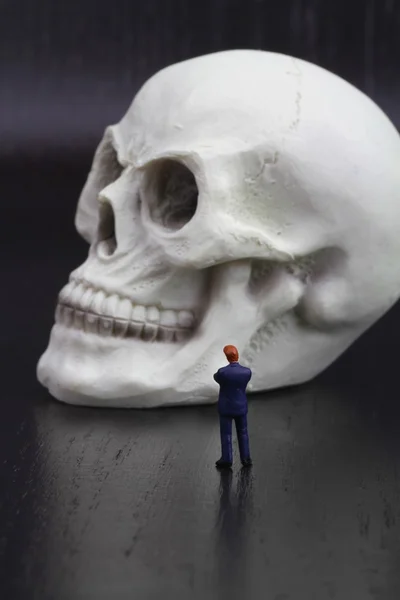 実業家で、人間の頭蓋骨のミニチュア置物 — ストック写真