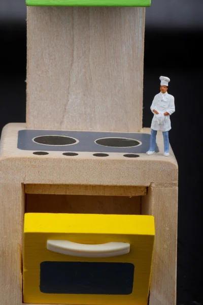 Cuisiniers figurines miniatures sur une cuisine jouet — Photo