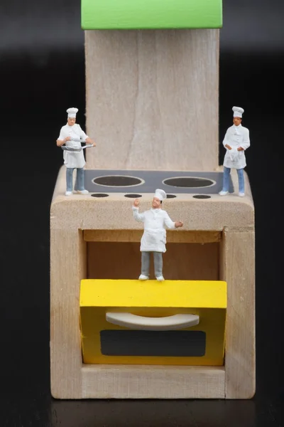 Cuisiniers figurines miniatures sur une cuisine jouet — Photo