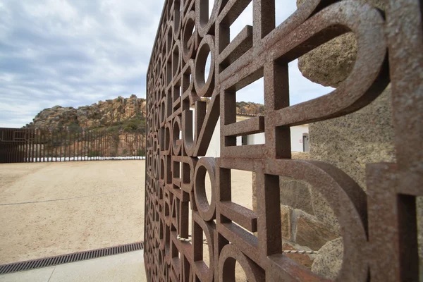 Puerta de hierro con letras del alfabeto — Foto de Stock