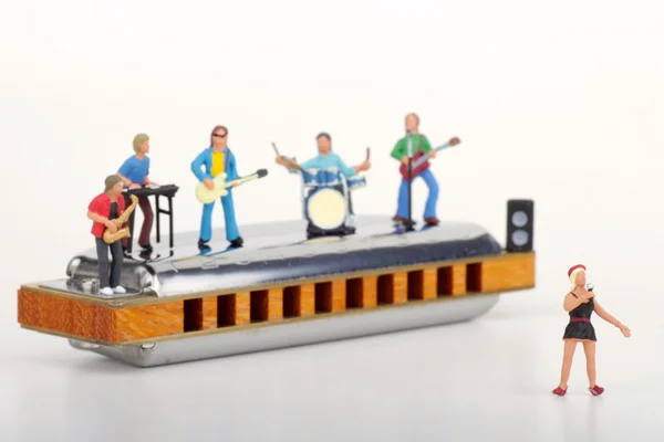 Miniatura de uma banda de rock tocando em uma grande harmónica — Fotografia de Stock