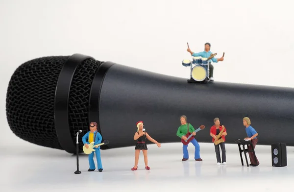 Miniatur einer Rockband beim Auftritt — Stockfoto