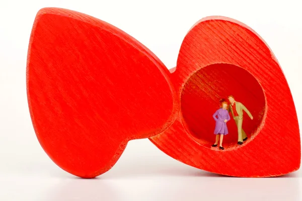 Miniatűr, egy pár szerelmesek egy szív alakú doboz — Stock Fotó