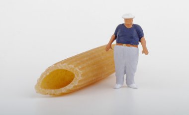 Şişman adam minyatür ve makarna - obezite ve aşırı kilolu kavramı