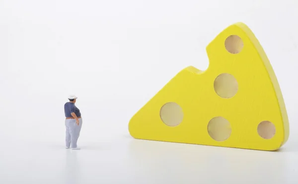 Homem gordo e uma fatia de queijo — Fotografia de Stock