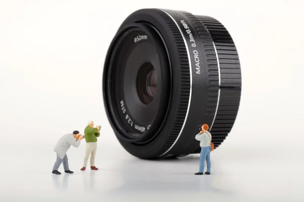 Miniaturen von Fotografen, die ein Objektiv fotografieren — Stockfoto