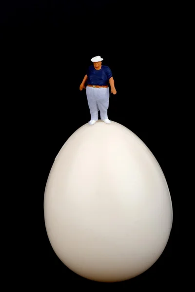 Tlustý muž na vrcholu vařené vejce — Stock fotografie