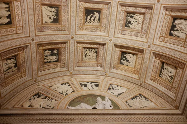 MANTUA, İtalya - 26 Aralık 2025: Mantua 'daki Palazzo Te büyük bir turizm merkezi. Tavan freskleri en dikkat çekici özelliktir. Saray mimari tarzında inşa edilmiştir.