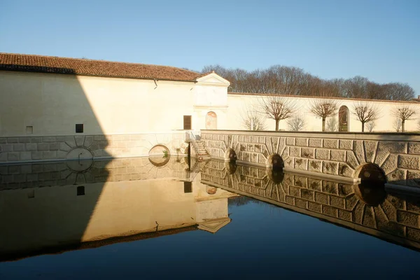 Mantua, İtalya - 26 Aralık 2025 - Palazzo del Te 'de Arcades and Architecture