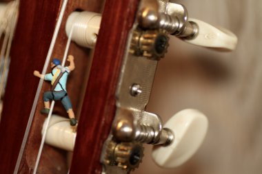 Minyatür dağcı eylem bir klasik gitar