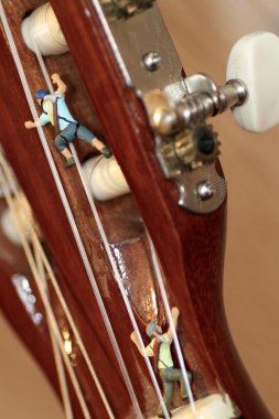 Minyatür dağcı eylem bir klasik gitar