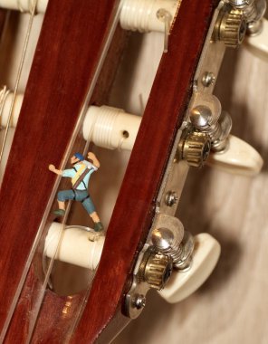 Minyatür dağcı eylem bir klasik gitar
