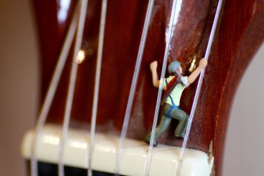 Minyatür dağcı eylem bir klasik gitar