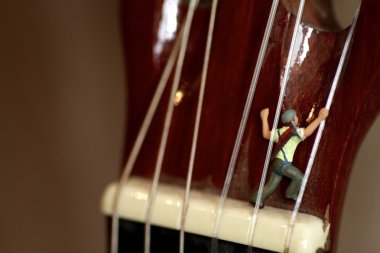 Minyatür dağcı eylem bir klasik gitar