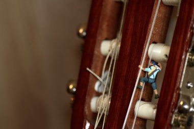 Minyatür dağcı eylem bir klasik gitar