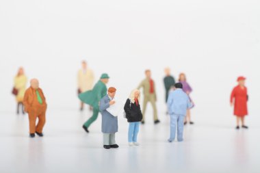 Beyaz bir arka plan üzerinde yürüyen insanlar kolaylık