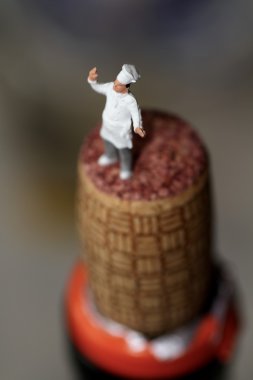 Şef minyatür bir şişe şarap cork üzerinde