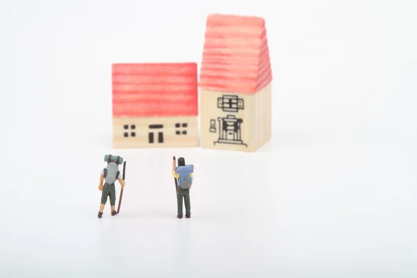 Miniature per escursionisti che raggiungono un villaggio o un rifugio — Foto Stock
