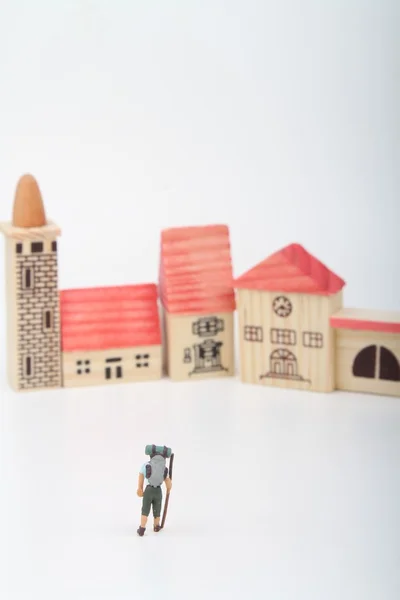 Hiker miniatures reaching a village or a shelter — Stock Photo, Image