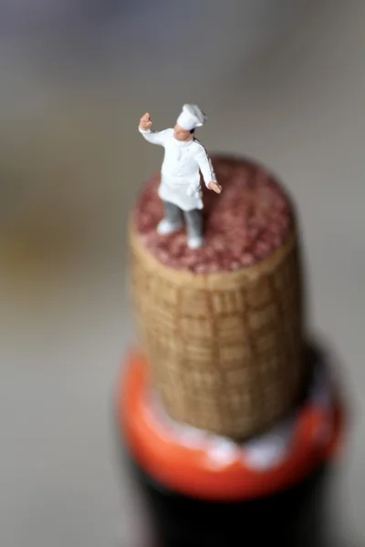 Chef miniature sur le bouchon d'une bouteille de vin — Photo