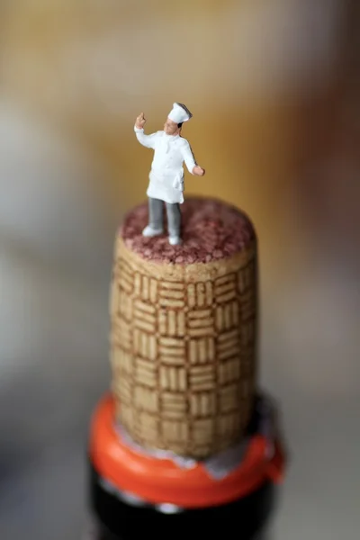 Chef-Miniatur auf dem Korken einer Weinflasche — Stockfoto