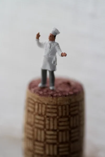 Şef minyatür bir şişe şarap cork üzerinde — Stok fotoğraf