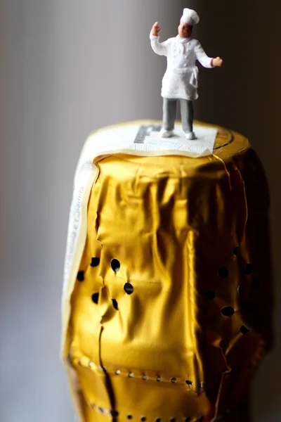 Chef miniature sur le bouchon d'une bouteille de vin — Photo